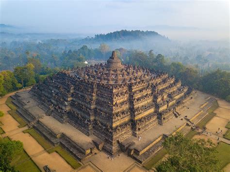 Borobudur-templets uppförande under Sailendraförvaltningens tid: en analys av religiös transformation och politisk legitimering i Indonesien under 600-talet.